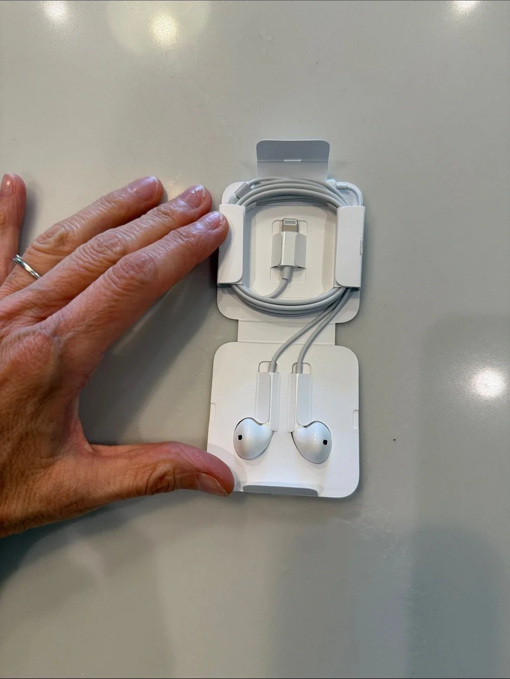 Apple White Earbuds Wired Headset with Lightning Connector